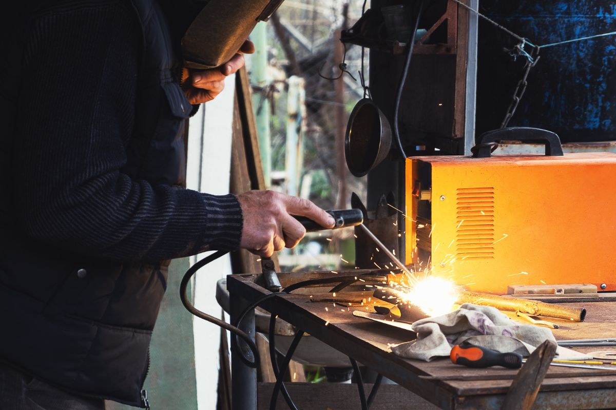 Read more about the article On-Site Heavy Equipment Welding Benefits for Construction & Industrial Operations
